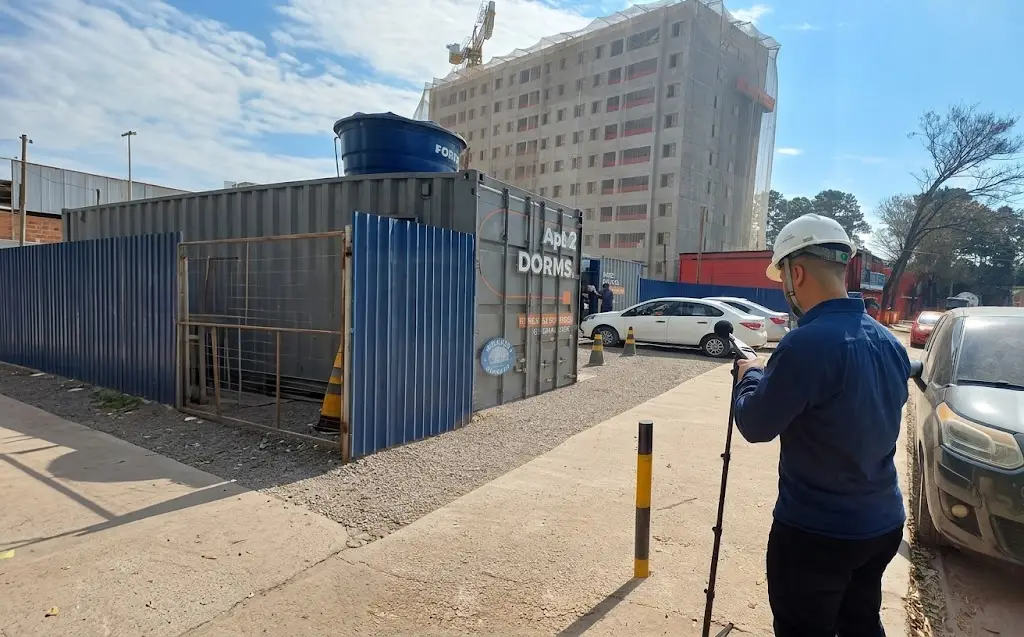 Engenheiro realizando medição de ruído externo com sonômetro